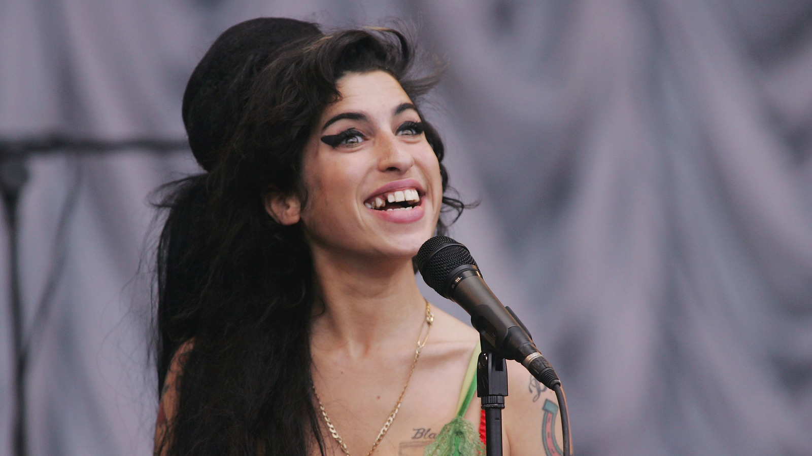 Amy Winehouse alive and kicking