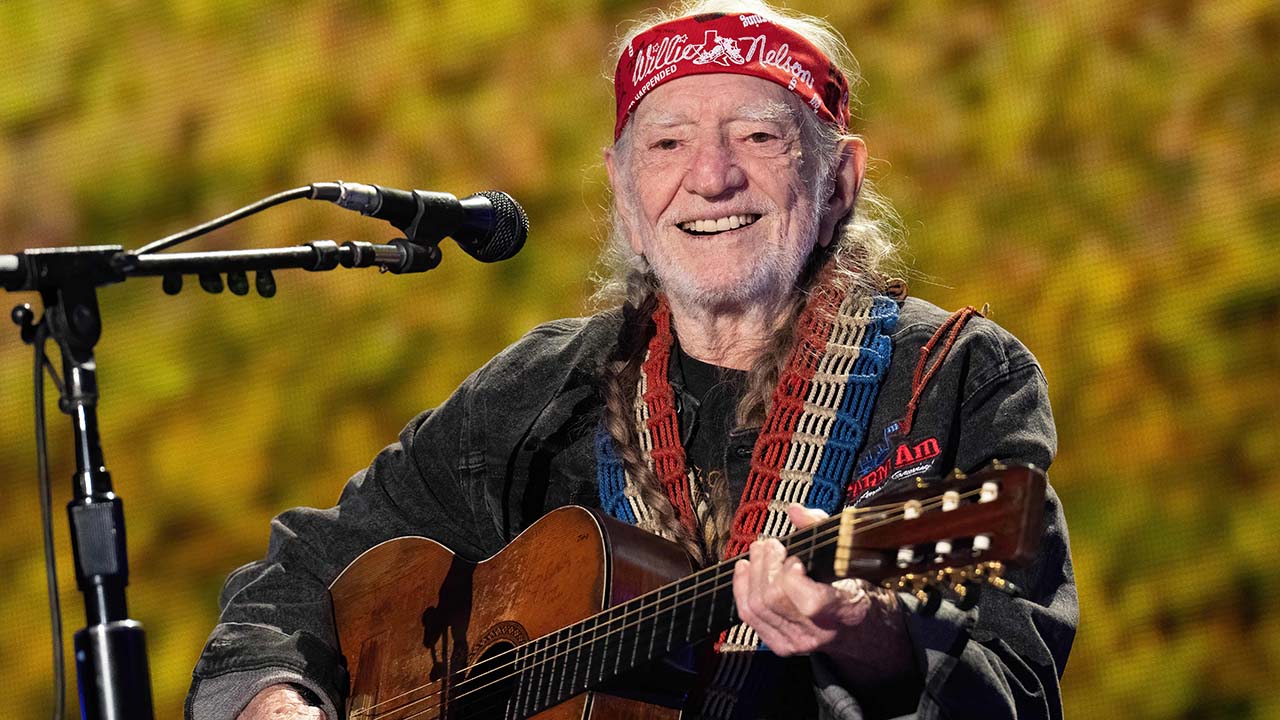 Willie Nelson alive and kicking